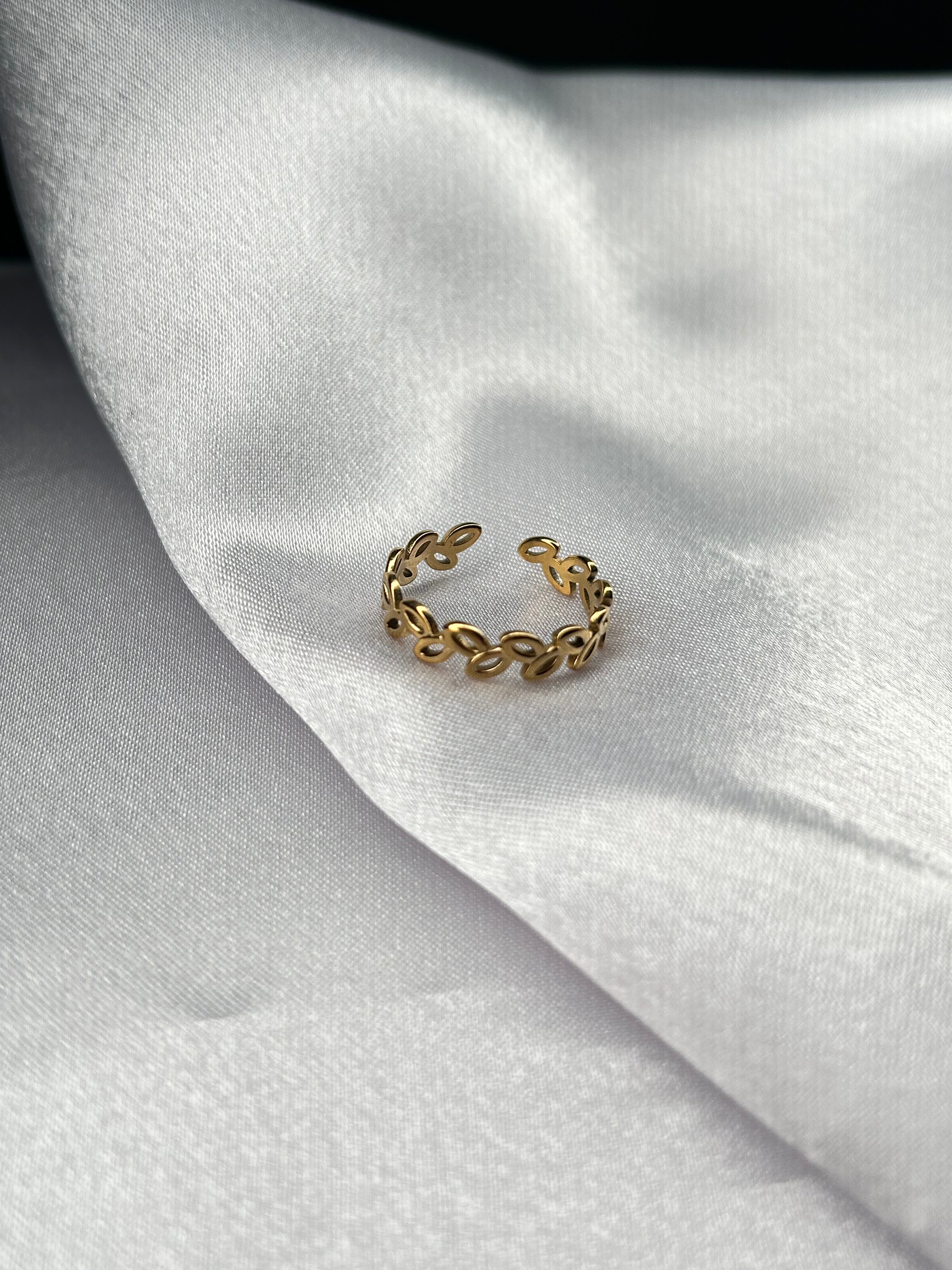 Aura Leaf ring